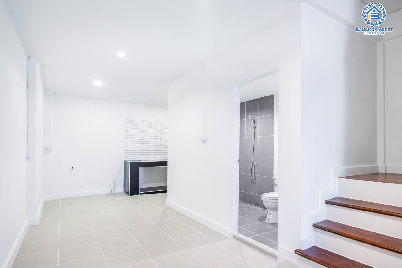 บ้านมือสองตกแต่งใหม่ ม.พระปิ่น2 ติดถนนบรมราชชนนี เนื้อที่ 17 ตร.ว. ฟังก์ชันจัดเต็ม 3 ห้องนอน 2 ห้องน้ำ บนทำเลศักยภาพ เชื่อมต่อหลายเส้นทาง ใกล้เซ็นทรัลปิ่นเกล้า ม.มหิดล , ทางด่วน "กาญจนาภิเษก"